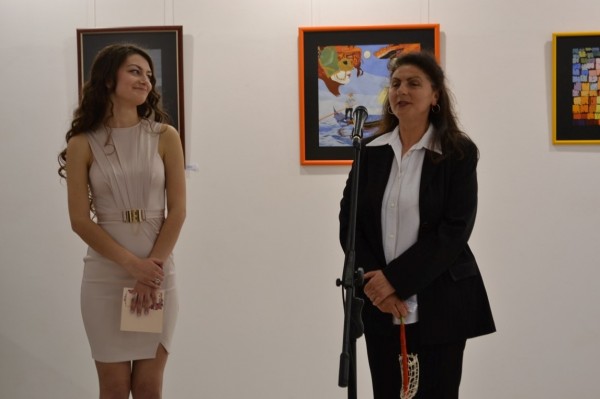 Царица Роза 2017 Цветелина Илиева подари на казанлъчани първата си самостоятелна изложб