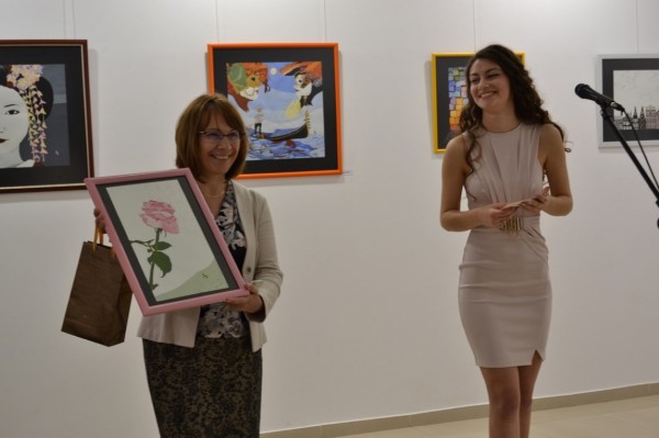 Царица Роза 2017 Цветелина Илиева подари на казанлъчани първата си самостоятелна изложб