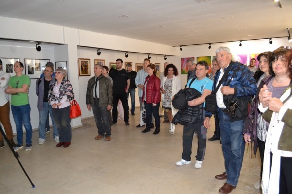 Царица Роза 2017 Цветелина Илиева подари на казанлъчани първата си самостоятелна изложб