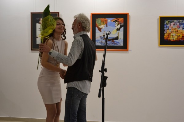 Царица Роза 2017 Цветелина Илиева подари на казанлъчани първата си самостоятелна изложб