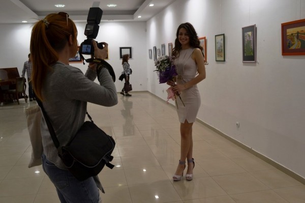 Царица Роза 2017 Цветелина Илиева подари на казанлъчани първата си самостоятелна изложб