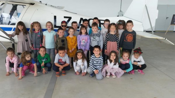 Казанлъшки малчугани очи в очи с авиацията