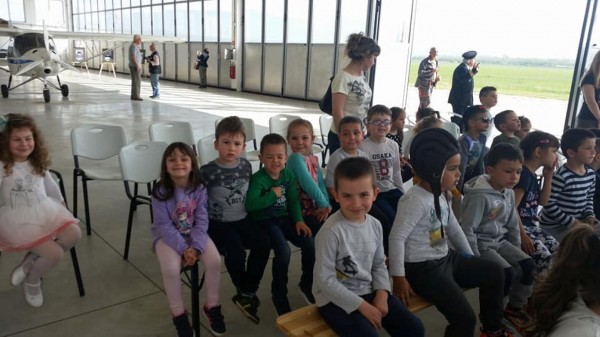 Казанлъшки малчугани очи в очи с авиацията