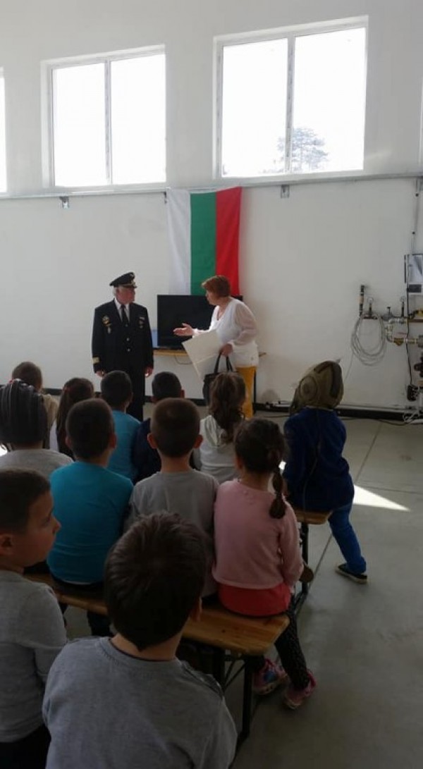 Казанлъшки малчугани очи в очи с авиацията