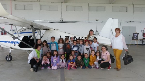 Казанлъшки малчугани очи в очи с авиацията