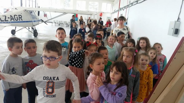 Казанлъшки малчугани очи в очи с авиацията