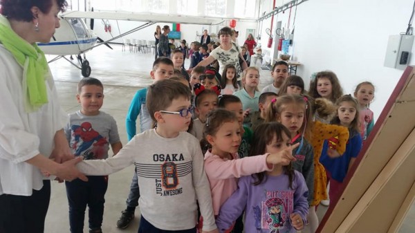 Казанлъшки малчугани очи в очи с авиацията