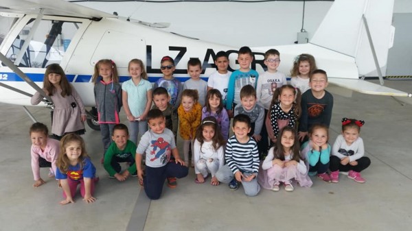 Казанлъшки малчугани очи в очи с авиацията