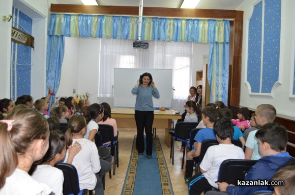 Широки усмивки и интерес към четенето, предизвикани от Мария Донева