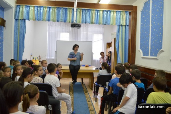 Широки усмивки и интерес към четенето, предизвикани от Мария Донева