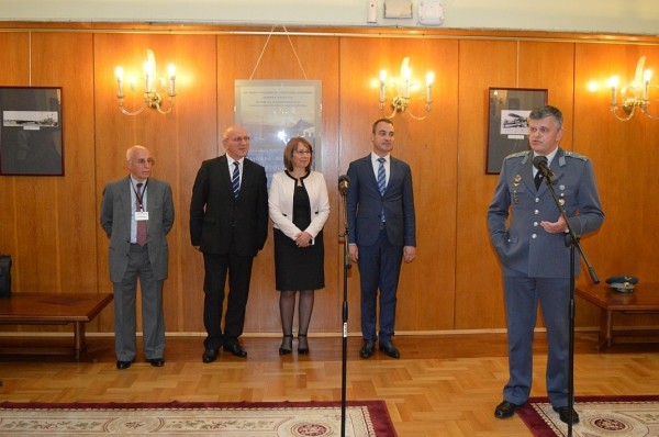 Изложбата „Самолетостроенето в Казанлък“ гостува в Парламента