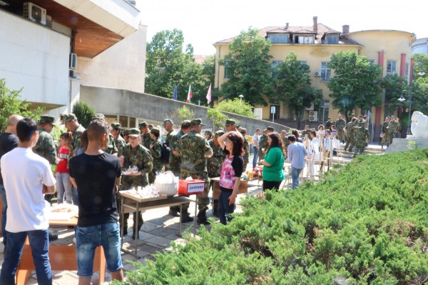 Благотворителен базар. Да подарим надежда