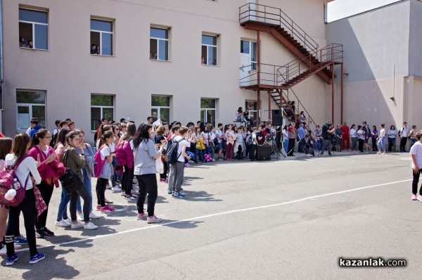 Учениците от Математическата гимназия се надиграваха на хора