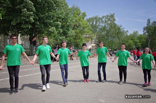 Учениците от Математическата гимназия се надиграваха на хора