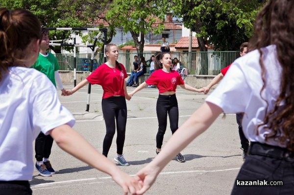 Учениците от Математическата гимназия се надиграваха на хора