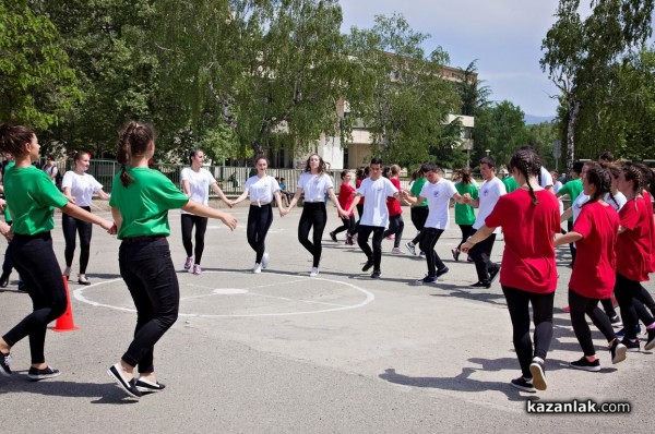 Учениците от Математическата гимназия се надиграваха на хора