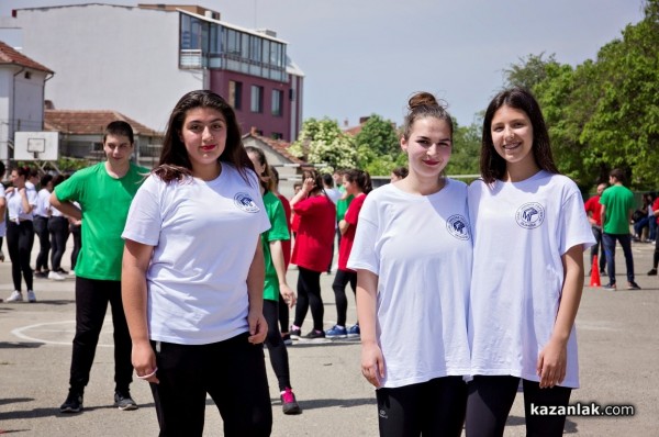 Учениците от Математическата гимназия се надиграваха на хора