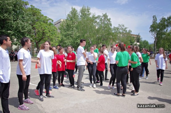 Учениците от Математическата гимназия се надиграваха на хора