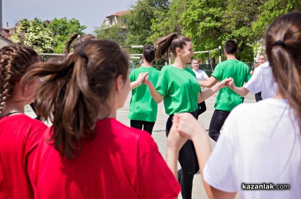 Учениците от Математическата гимназия се надиграваха на хора