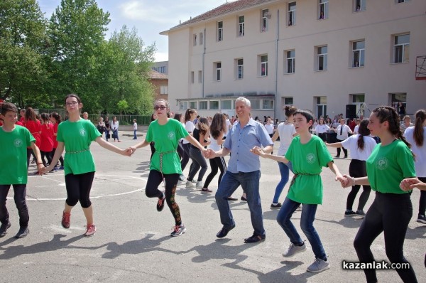 Учениците от Математическата гимназия се надиграваха на хора