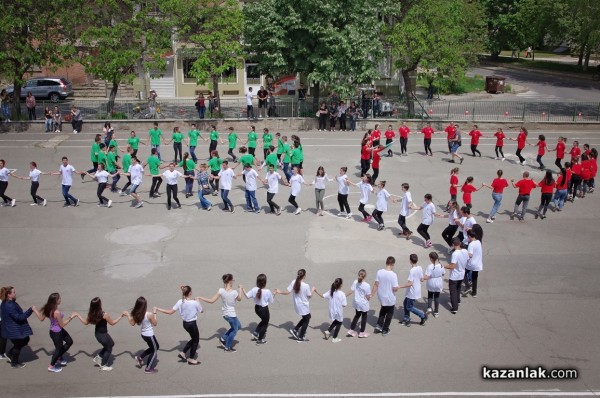 Учениците от Математическата гимназия се надиграваха на хора