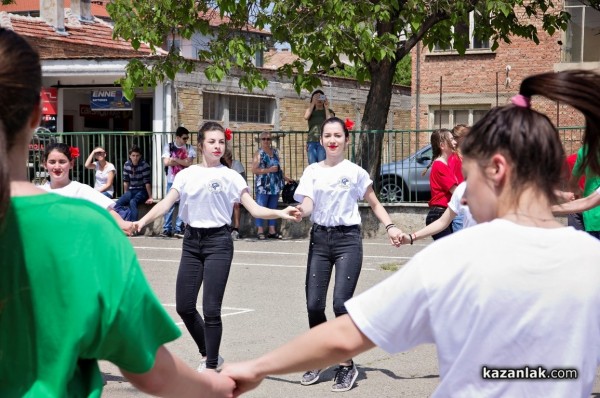 Учениците от Математическата гимназия се надиграваха на хора