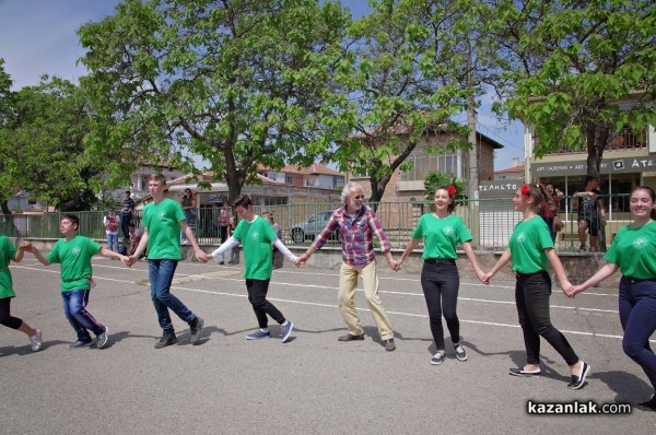 Учениците от Математическата гимназия се надиграваха на хора