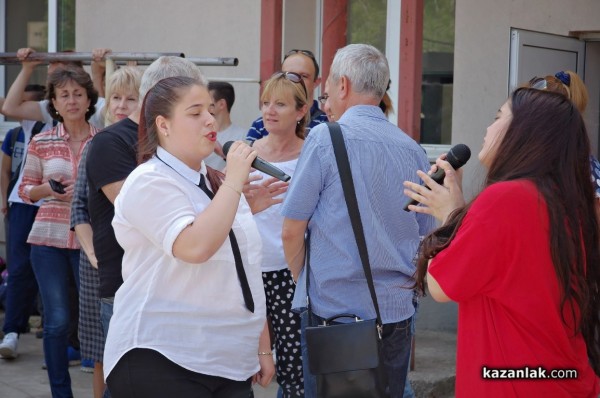 Учениците от Математическата гимназия се надиграваха на хора