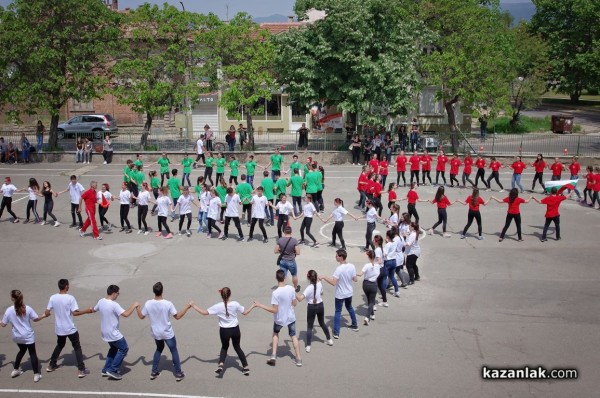 Учениците от Математическата гимназия се надиграваха на хора