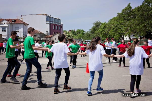 Учениците от Математическата гимназия се надиграваха на хора