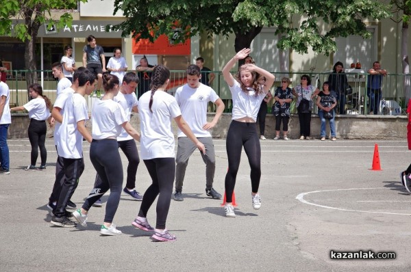 Учениците от Математическата гимназия се надиграваха на хора