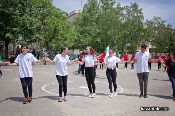 Учениците от Математическата гимназия се надиграваха на хора