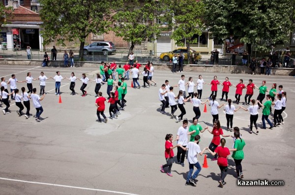 Учениците от Математическата гимназия се надиграваха на хора