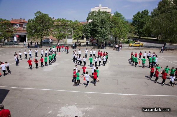 Учениците от Математическата гимназия се надиграваха на хора