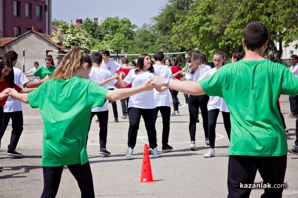 Учениците от Математическата гимназия се надиграваха на хора