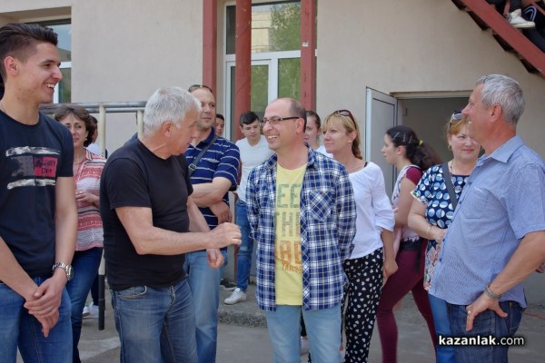 Учениците от Математическата гимназия се надиграваха на хора