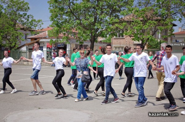 Учениците от Математическата гимназия се надиграваха на хора