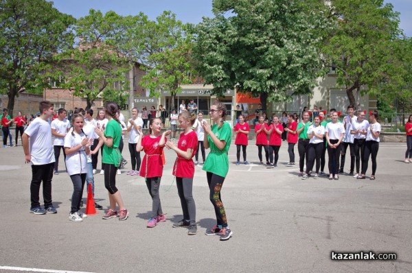 Учениците от Математическата гимназия се надиграваха на хора