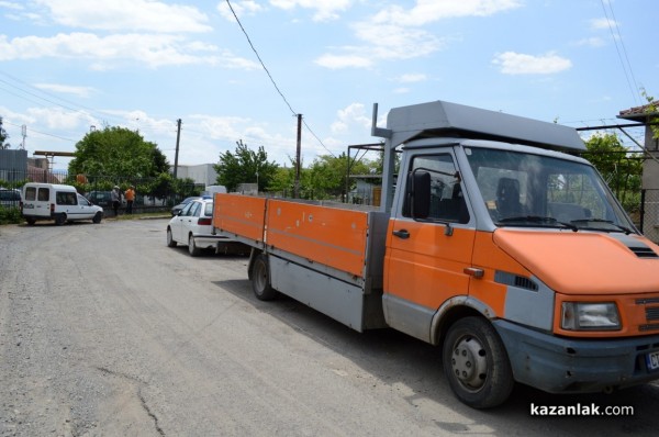 Палет падна върху паркирани автомобили в Крън