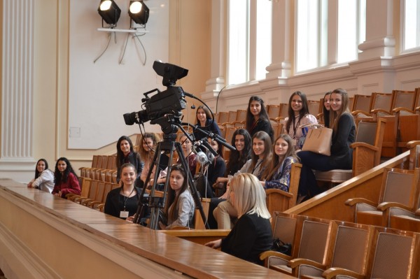 Кандидатките за Царица Роза 2018 посетиха Парламента