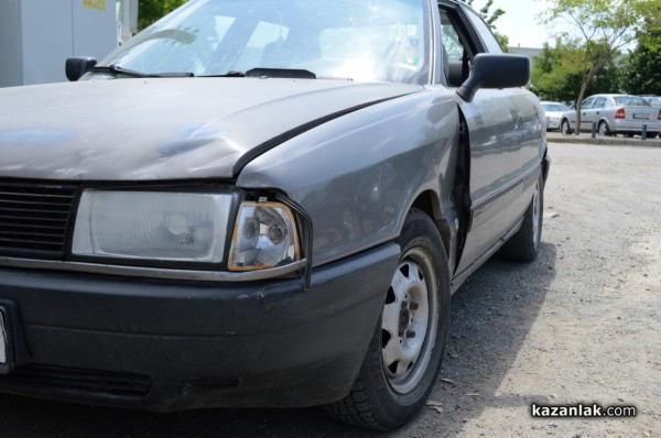 Палет падна върху паркирани автомобили в Крън