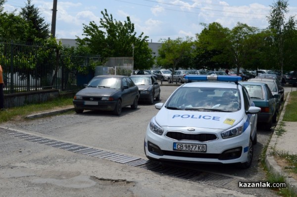 Палет падна върху паркирани автомобили в Крън