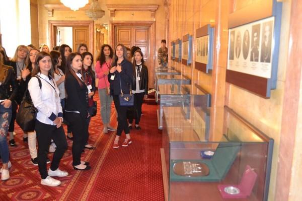 Кандидатките за Царица Роза 2018 посетиха Парламента