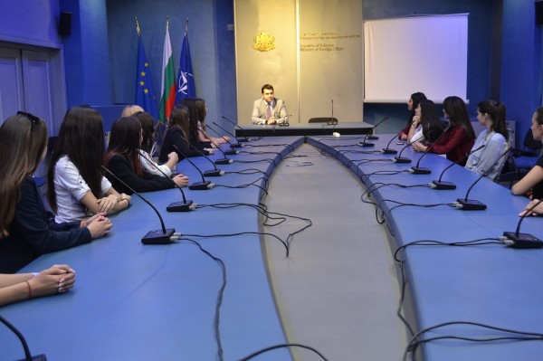 Кандидатките за Царица Роза 2018 посетиха Парламента