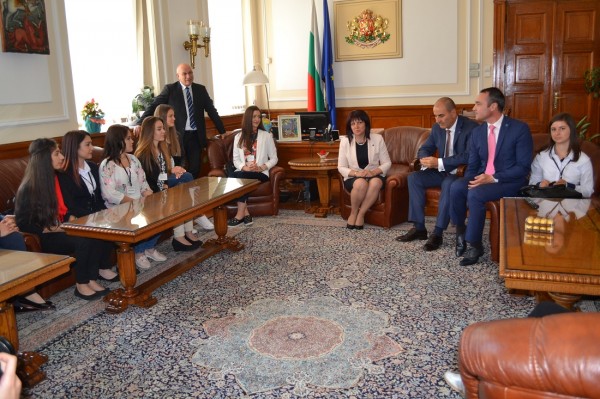 Кандидатките за Царица Роза 2018 посетиха Парламента