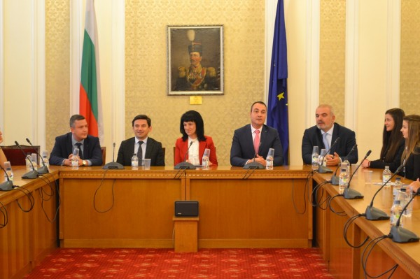 Кандидатките за Царица Роза 2018 посетиха Парламента