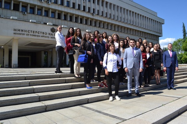 Кандидатките за Царица Роза 2018 посетиха Парламента