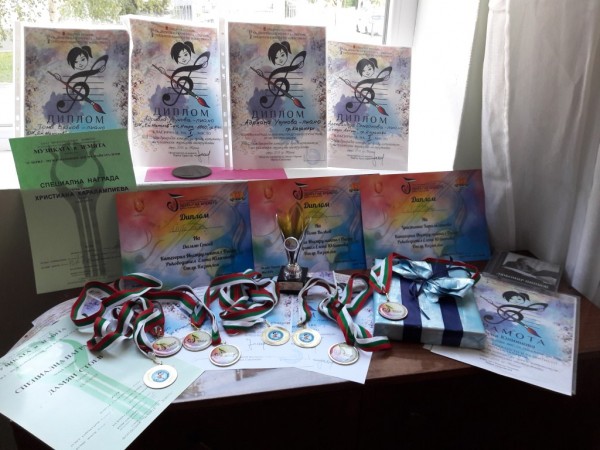 Нови успехи на музикалните подиуми за казанлъшки пианисти