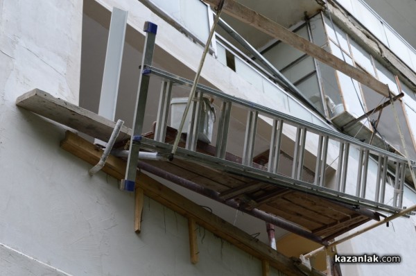 Мъж падна от терасата си по време на ремонт