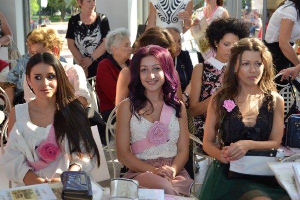 Нови рокли и първи албум за Царица Роза 